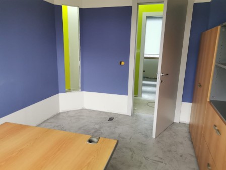 ufficio con pavimento in microcemento pavimentazione in microcemento